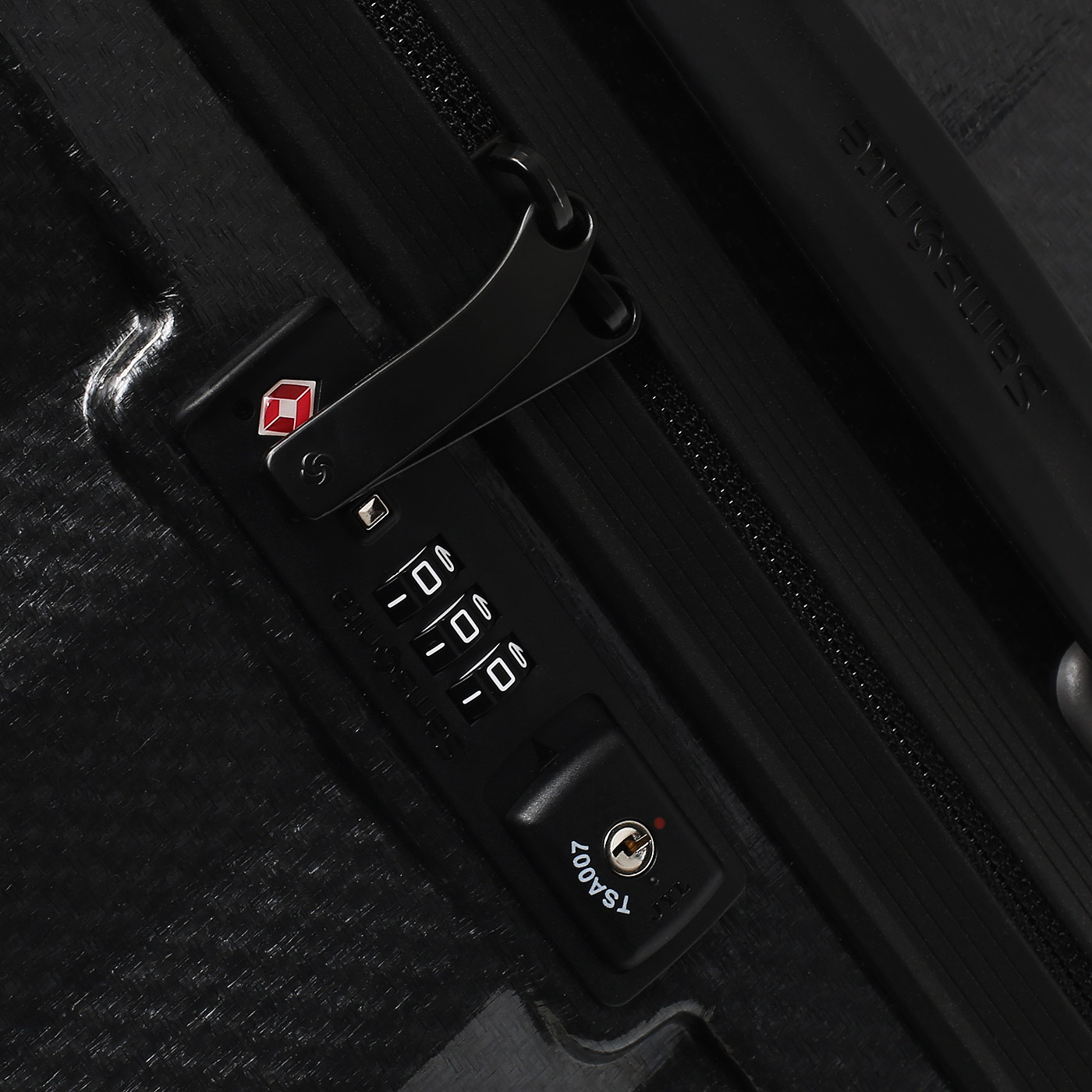 Вместительный чемодан из легкого пластика Samsonite Lite-Shock