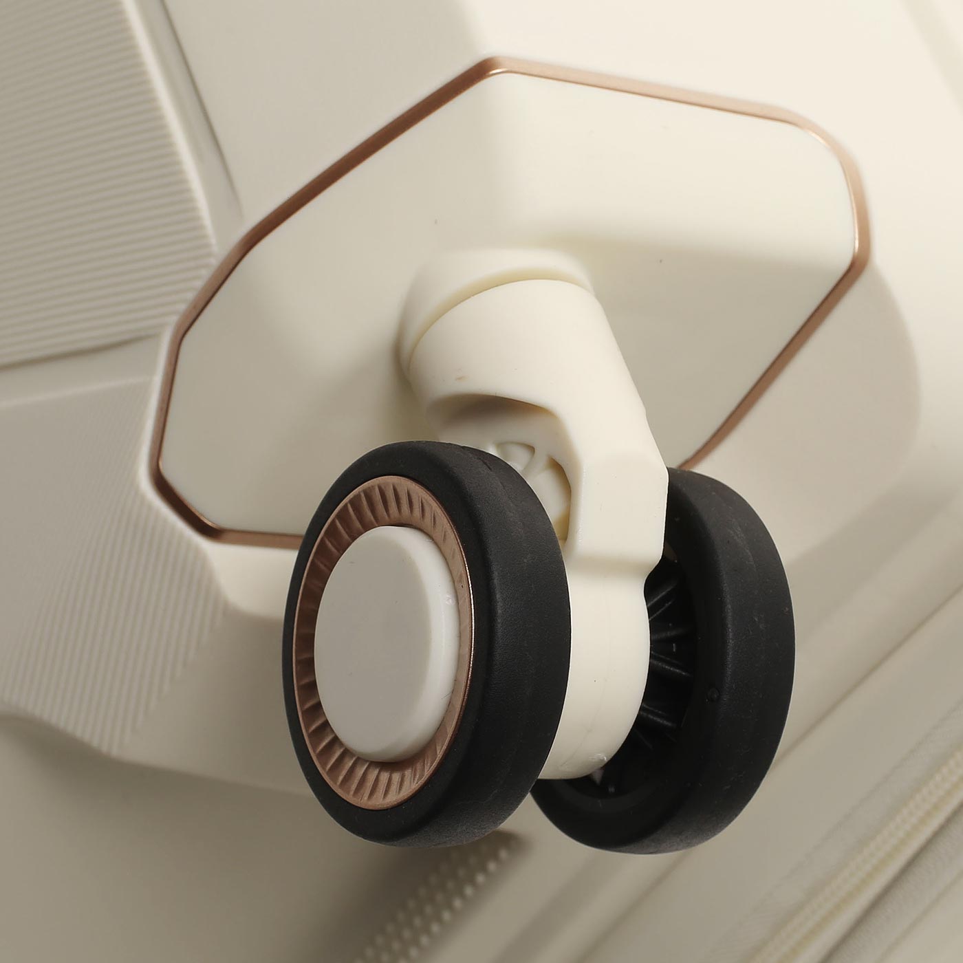 Чемодан средний M из полипропилена Eberhart Cosmo