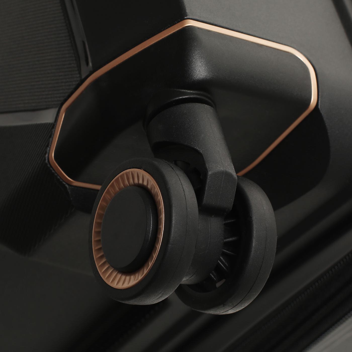 Чемодан средний M из полипропилена Eberhart Cosmo