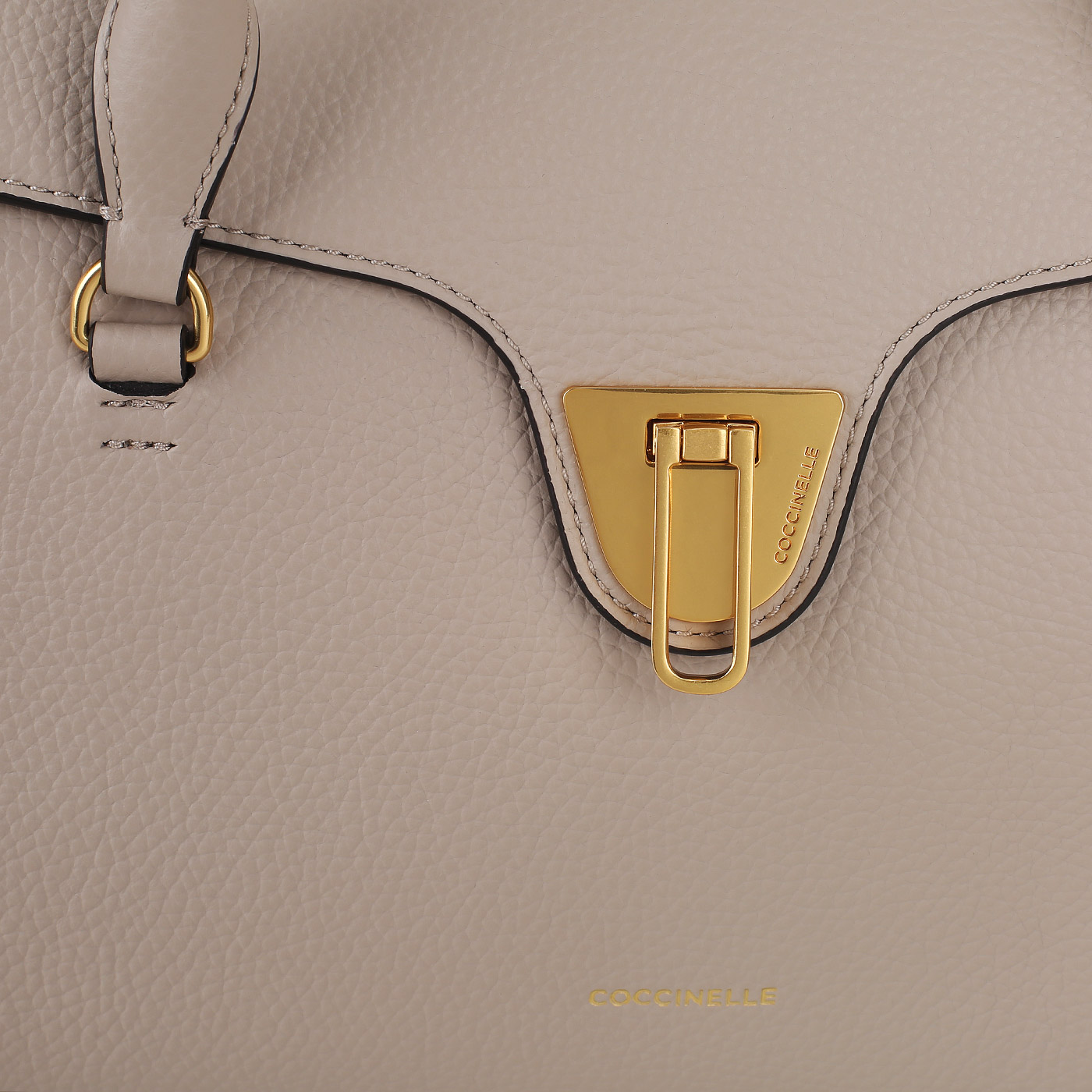 Кожаная сумка Coccinelle Beat Soft